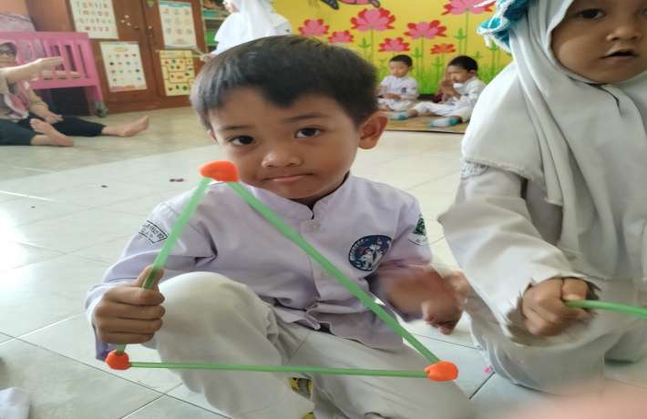 Mengenal Bentuk Geometri Dengan Media Sedotan dan Plastisin