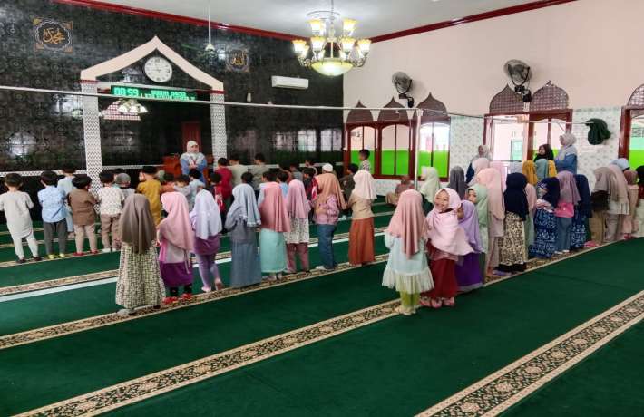 Anak - Anak Sambut Pagi Dengan Shalat Dhuha Berjamaah
