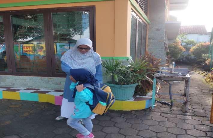 Penyambutan Hangat anak - anak Di TK . AL IRSYAD dan KB AL - IRSYAD 02 Cilacap