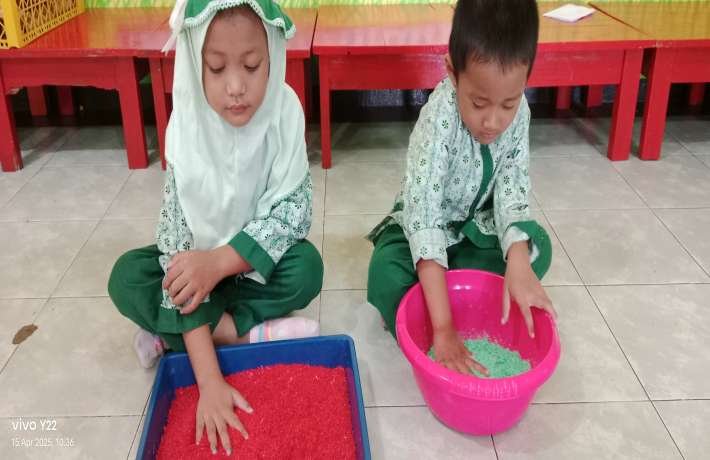 Kegiatan Mencampur Warna dengan Ampas Kelapa