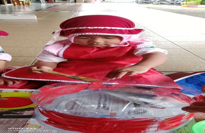 Kegiatan Mengecat Pot Menggunakan Galon Bekas