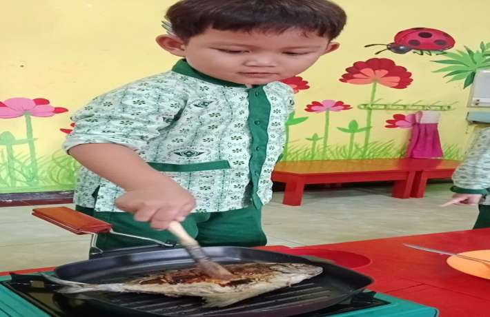 Membuat Ikan Bakar di TK dan KB Al IRSYAD 02 CILACAP
